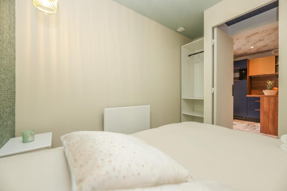 Bed, Photo of the whole room, Bedroom, wardrobe