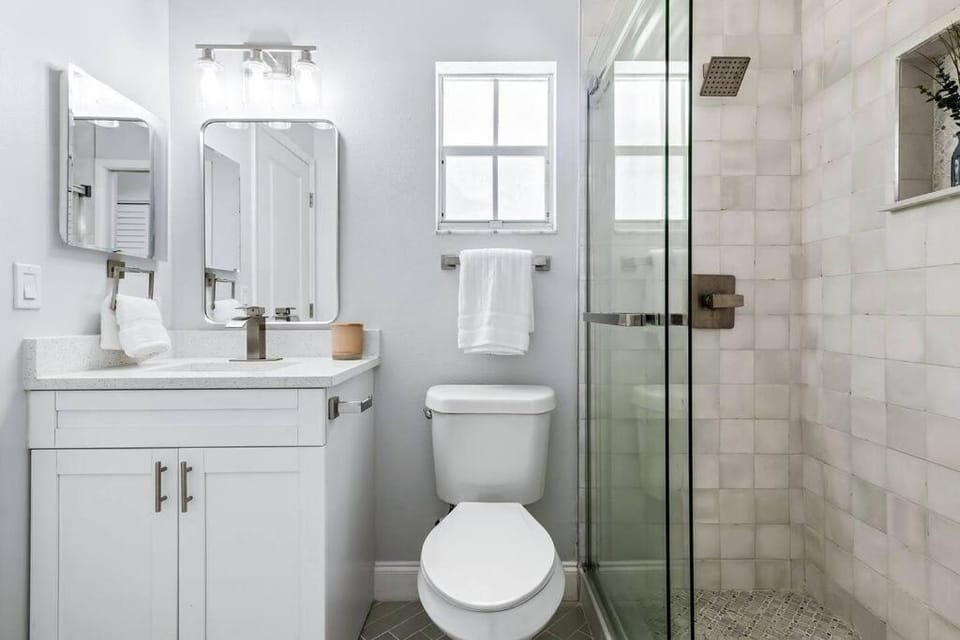 Isla Living, 3 Bed, Canal, Pool House in Anna Maria Island