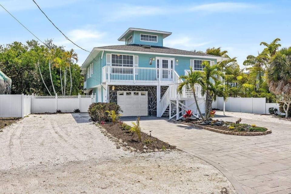 Isla Living, 3 Bed, Canal, Pool House in Anna Maria Island