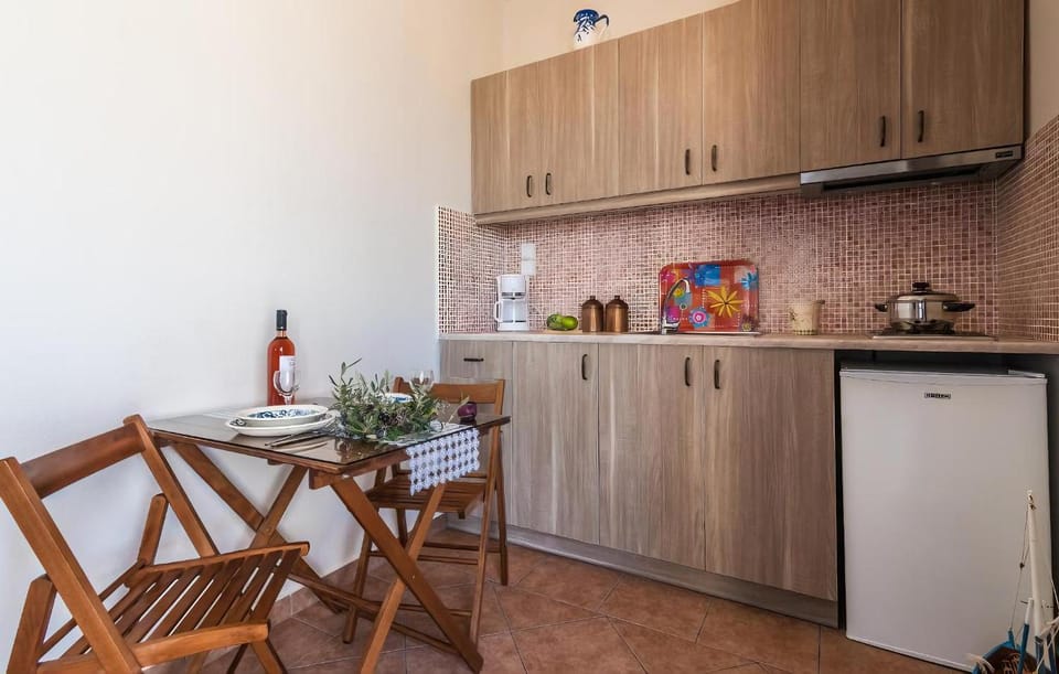 Kitchen or kitchenette, Dining area, stove