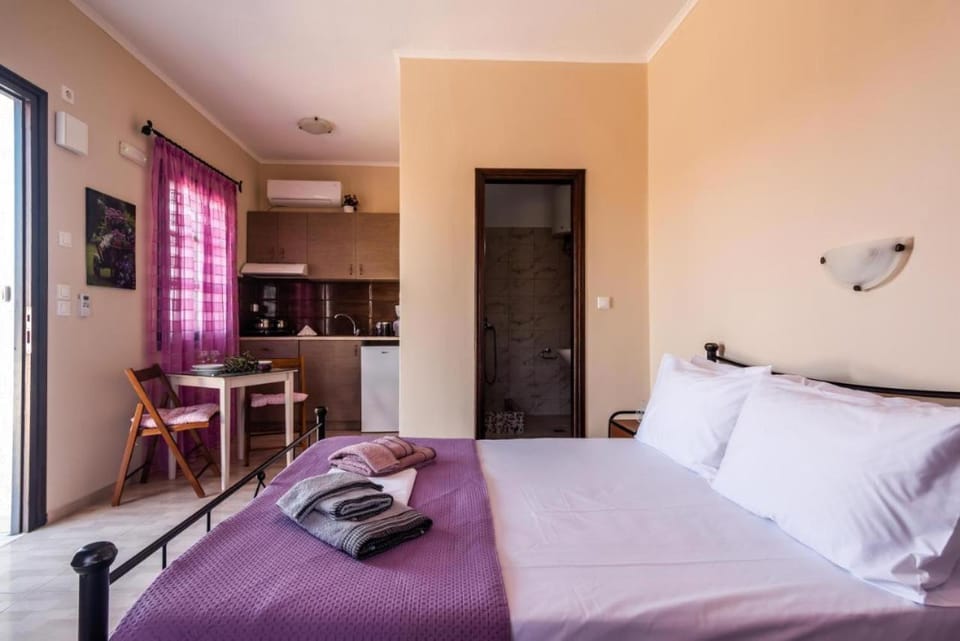 Bed, TV and multimedia, Coffee/tea facilities, Kitchen or kitchenette, Photo of the whole room, Dining area, Bedroom