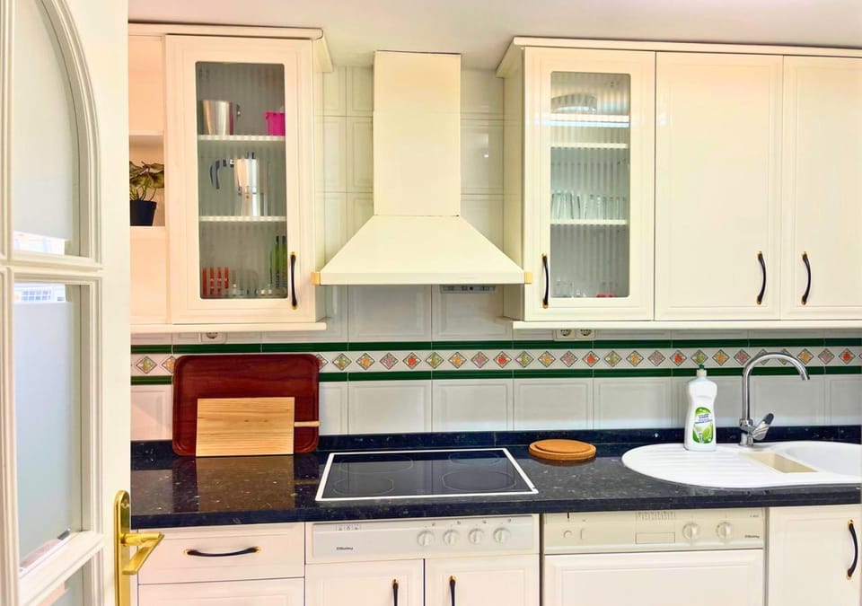 Kitchen or kitchenette, Dining area, dishwasher, minibar, stove