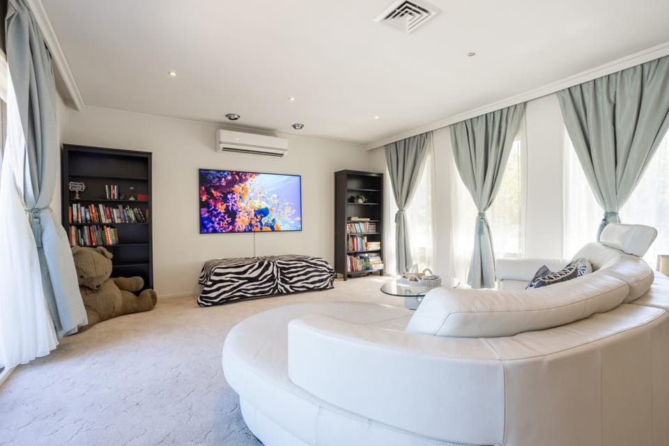 TV and multimedia, Living room, Photo of the whole room, Seating area