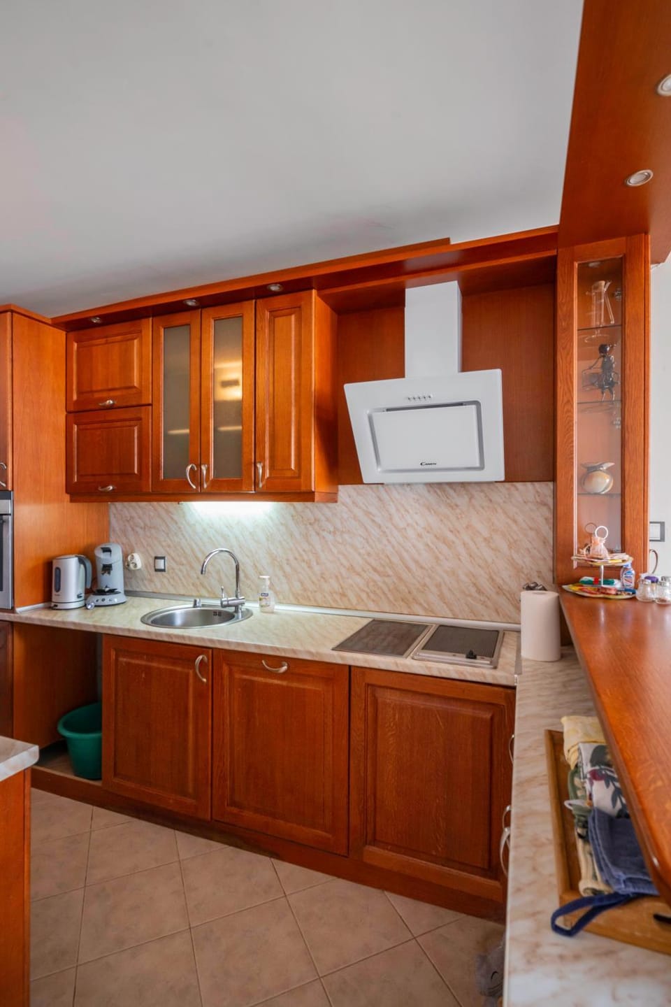 Kitchen or kitchenette, minibar