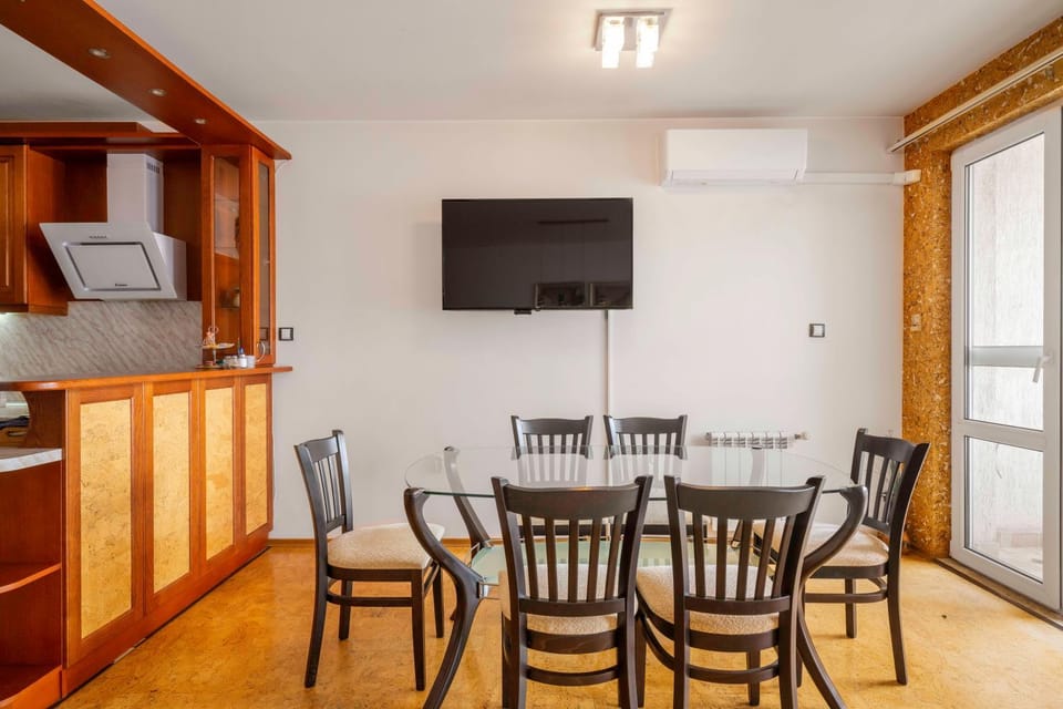 TV and multimedia, Dining area, air conditioner