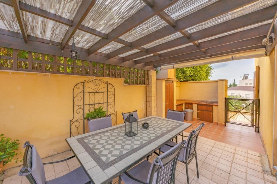 Property building, Balcony/Terrace, Living room