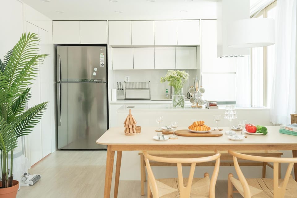 Kitchen or kitchenette, Dining area