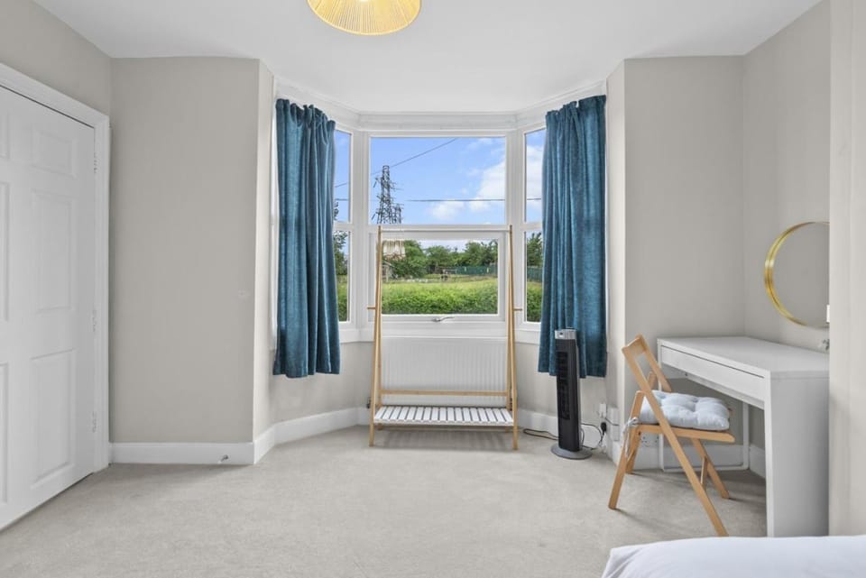 Spacious Home, Walk to City Centre & Free Parking House in Worcester