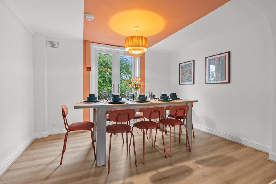 Seating area, Dining area