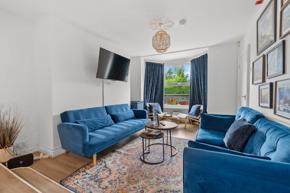 TV and multimedia, Living room, Seating area, Evening entertainment