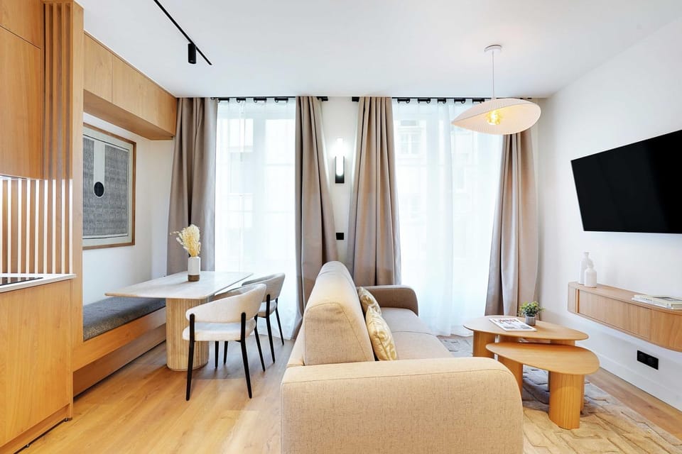 Communal lounge/ TV room, Bed, TV and multimedia, Living room, Seating area