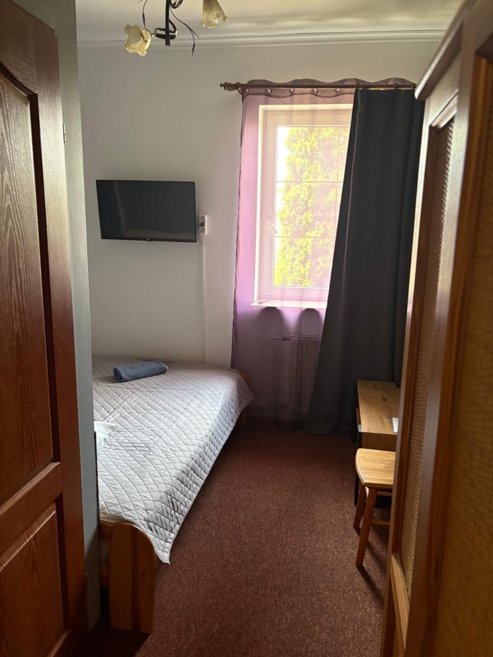 Bed, TV and multimedia, Photo of the whole room, Bedroom