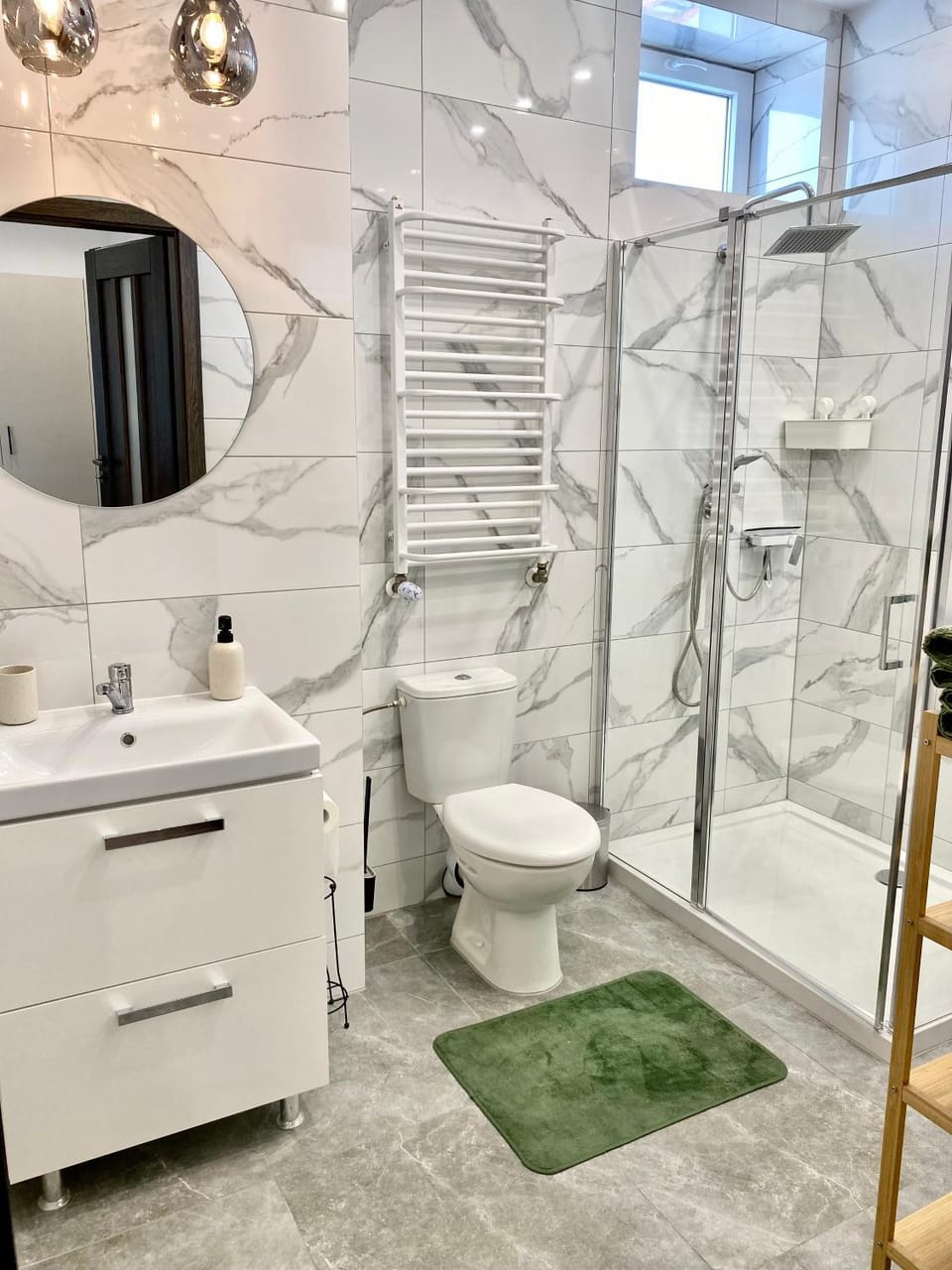 Shower, Toilet, Bathroom, towels