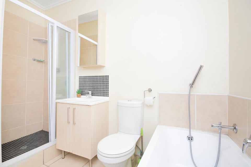 Modern One-Bedroom Flat in Fourways - Ideal for Professionals Apartment in Sandton