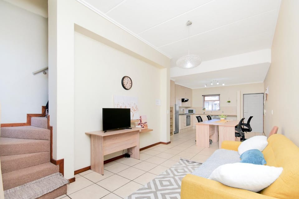 Modern One-Bedroom Flat in Fourways - Ideal for Professionals Apartment in Sandton