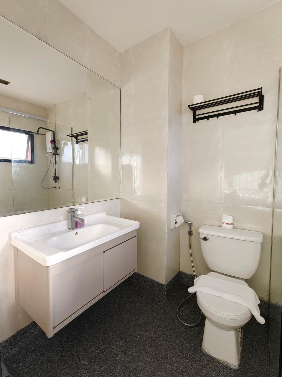 Luna 3BR Suites Sleeps 6 Near Imago Mall KK Center Apartment in Kota Kinabalu