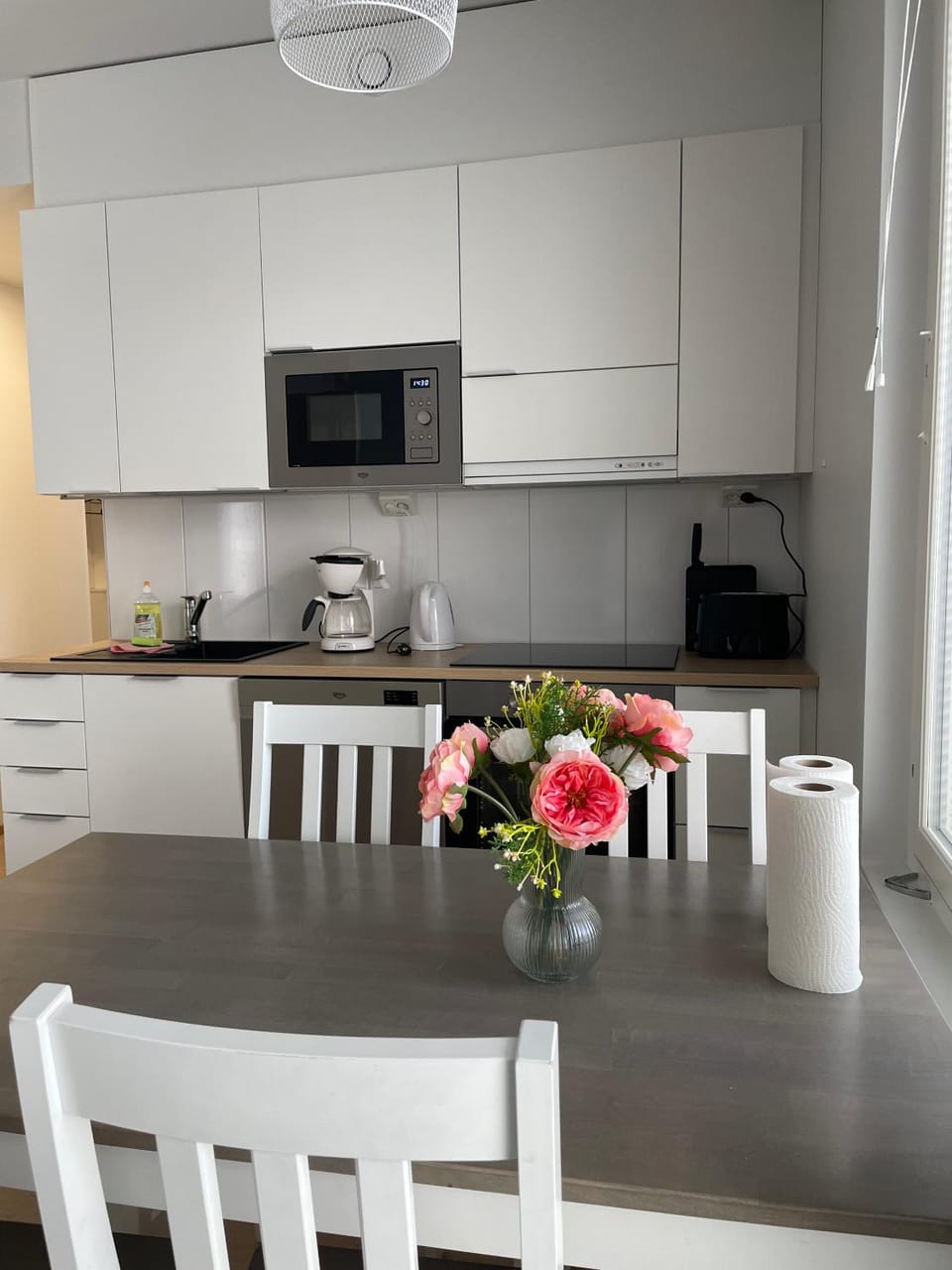 Coffee/tea facilities, Kitchen or kitchenette, Dining area, stove