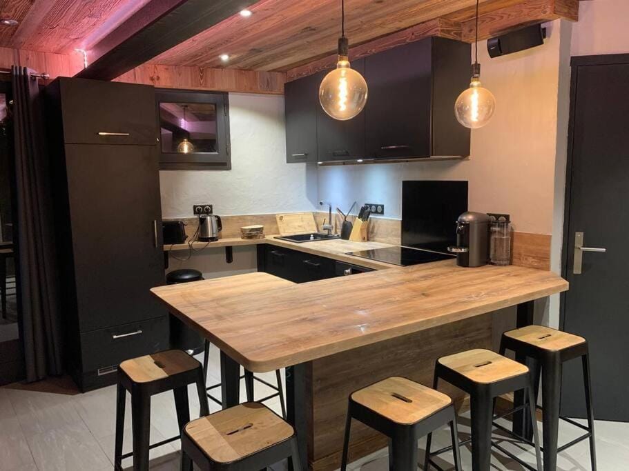 Kitchen or kitchenette, Dining area