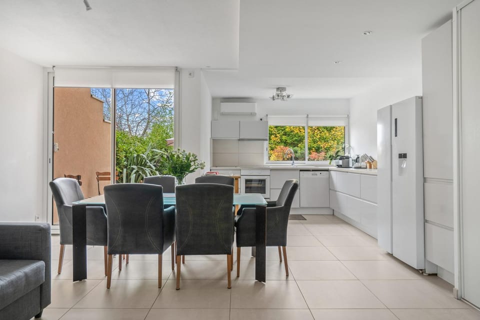 Property building, Kitchen or kitchenette, Living room