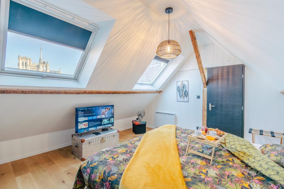 Bed, TV and multimedia, Photo of the whole room, Bedroom, Landmark view, cot, internet, safe