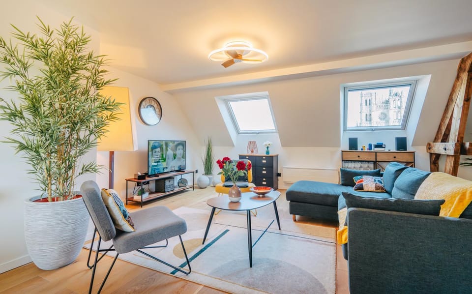 Nearby landmark, TV and multimedia, View (from property/room), Living room, Landmark view, internet