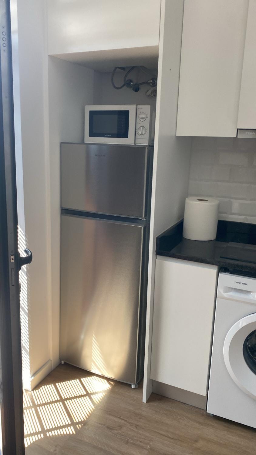 Kitchen or kitchenette, minibar, stove