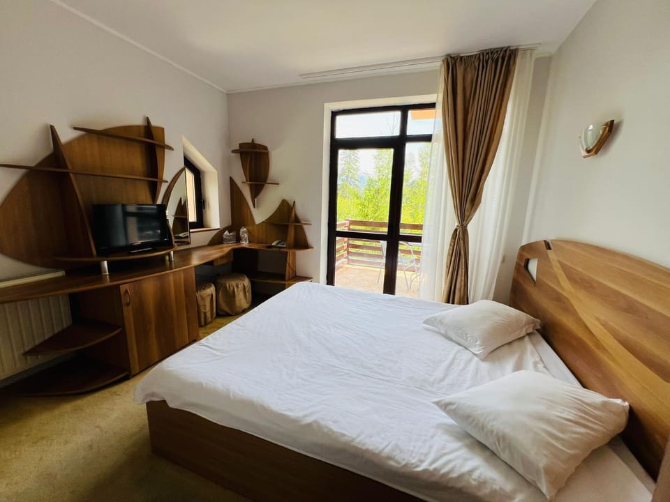 Bed, TV and multimedia, Bedroom
