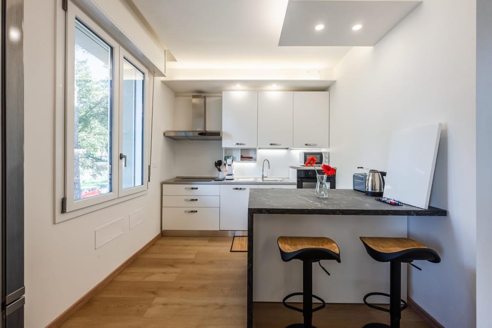 Coffee/tea facilities, Kitchen or kitchenette, Dining area, oven, stove, toaster