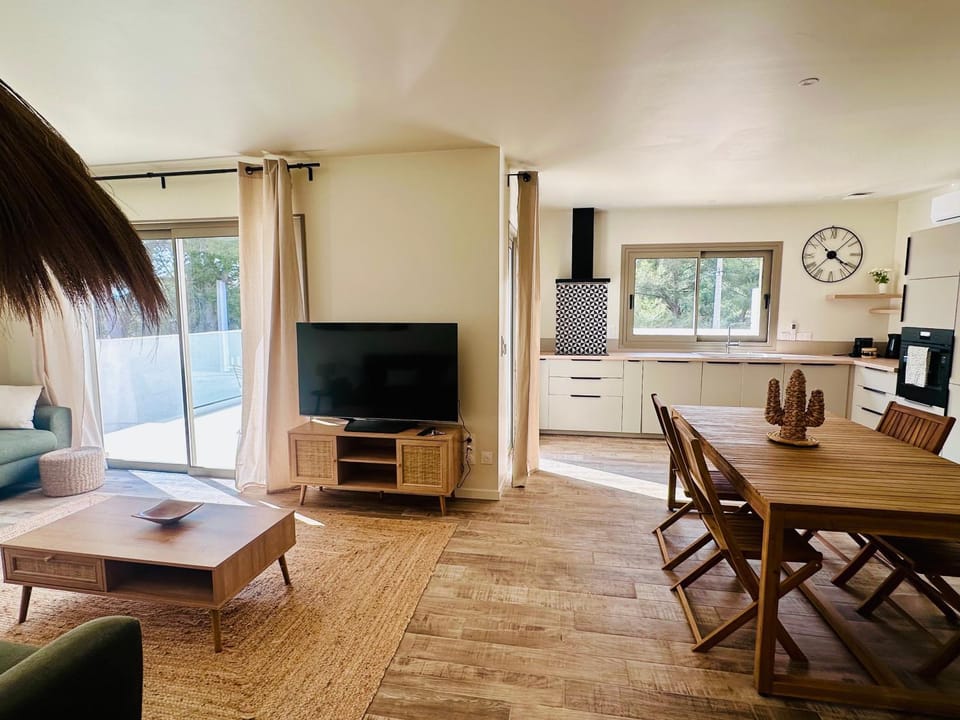 Kitchen or kitchenette, Living room, Dining area