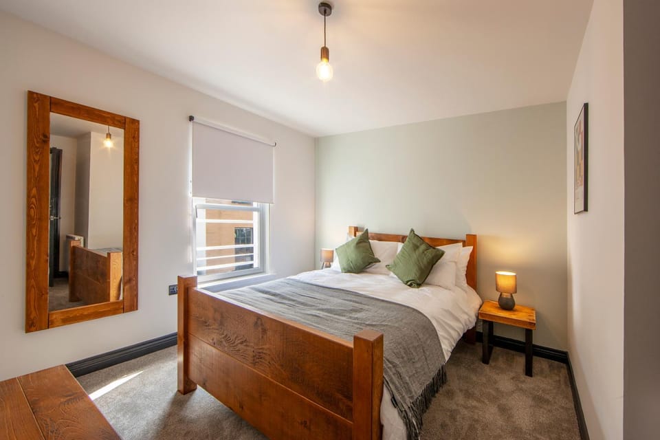 Bed, Photo of the whole room, Bedroom, storage, towels