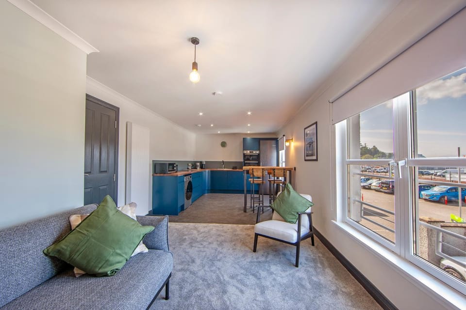 View (from property/room), Living room, Seating area, Dining area, Landmark view, Sea view, kitchen