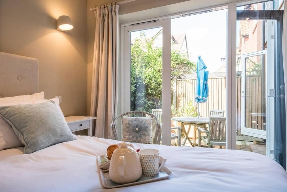 Captain's Quarters, a ground floor apartment in Aldeburgh House in Aldeburgh