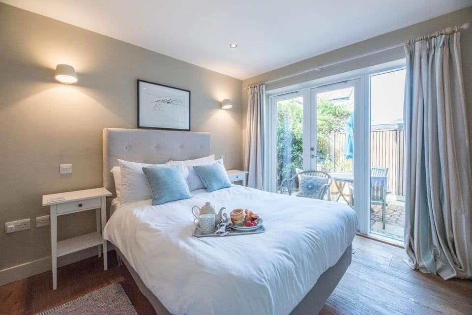 Captain's Quarters, a ground floor apartment in Aldeburgh House in Aldeburgh