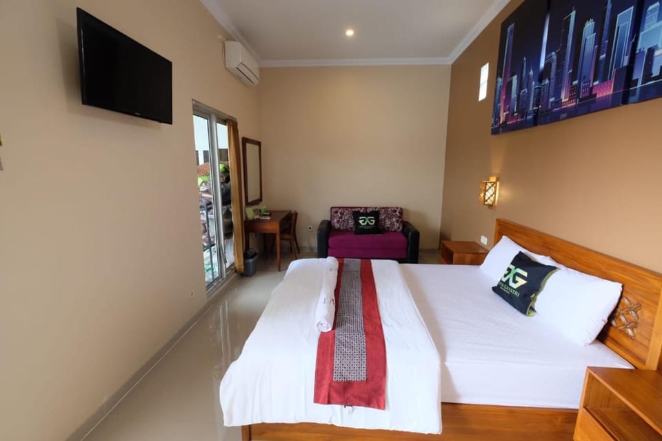 Photo of the whole room, Bedroom