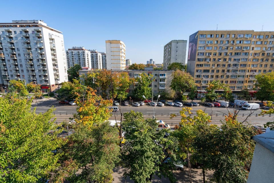 Property building, Day, Neighbourhood, City view, Street view, Location