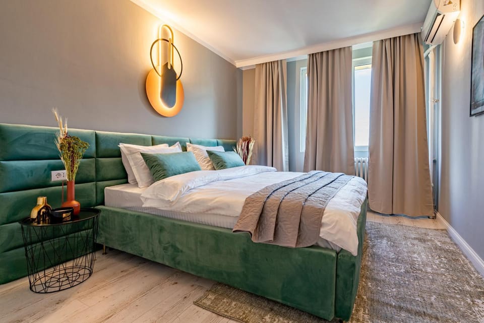 Bed, Photo of the whole room, Seating area, Bedroom