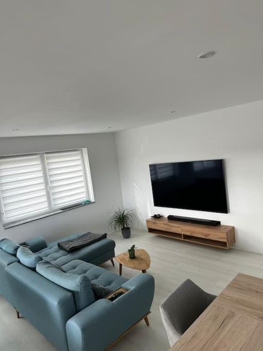 Communal lounge/ TV room, TV and multimedia, Living room, Evening entertainment