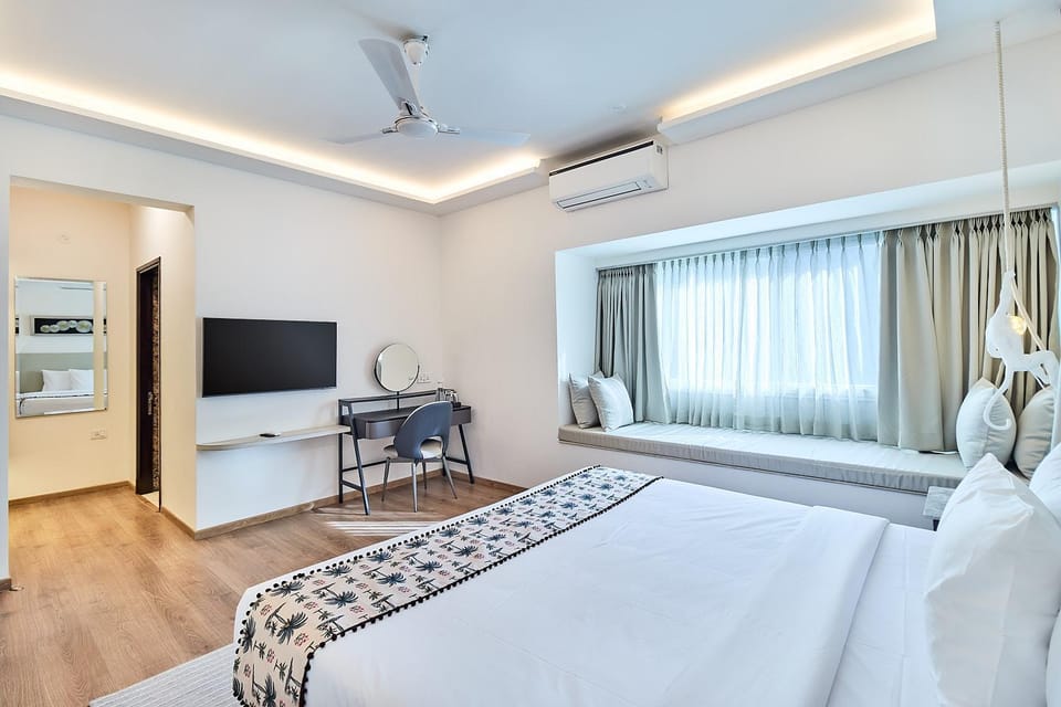 Bed, TV and multimedia, Photo of the whole room, Seating area, Bedroom, air conditioner