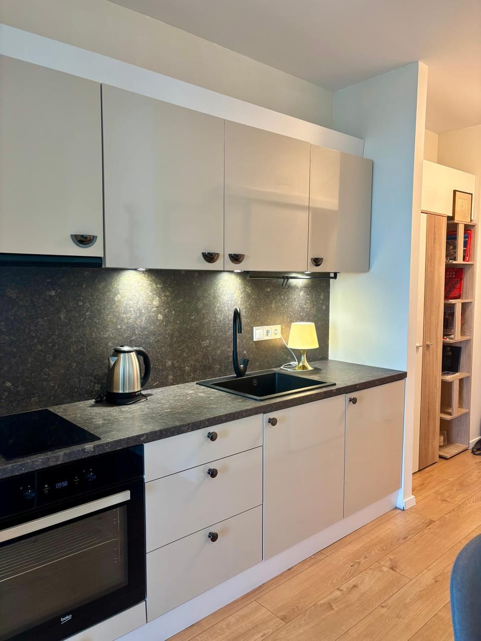 Coffee/tea facilities, Kitchen or kitchenette, stove
