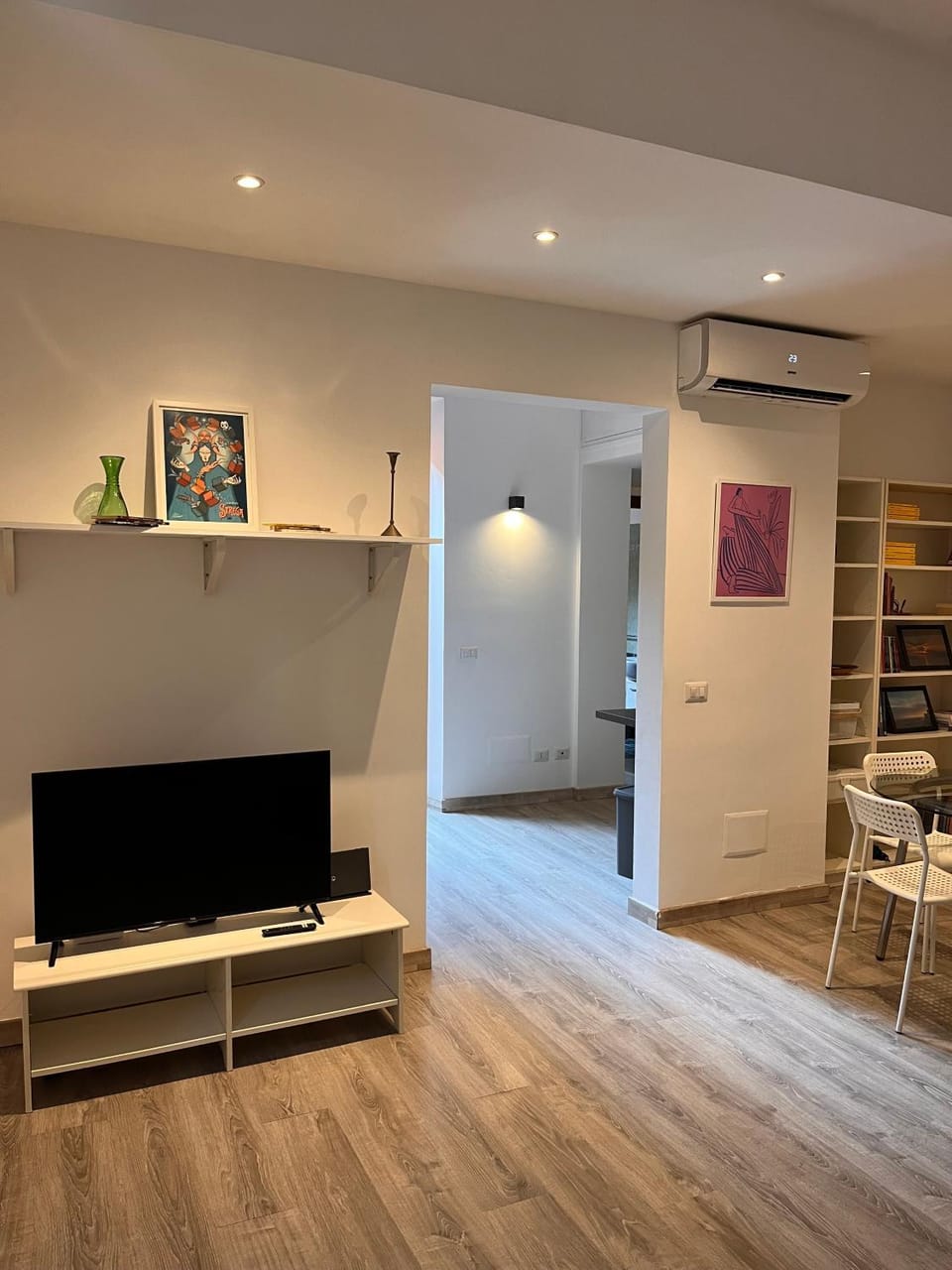 TV and multimedia, Living room, Seating area, Dining area