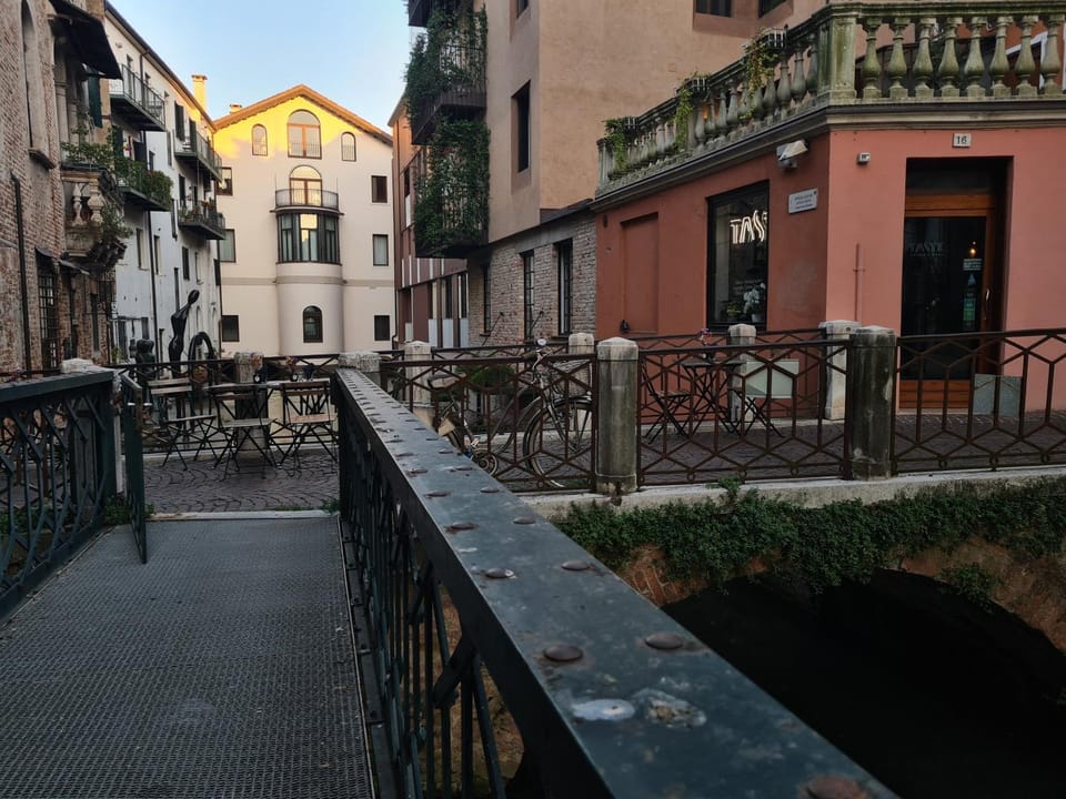 Neighbourhood, Street view