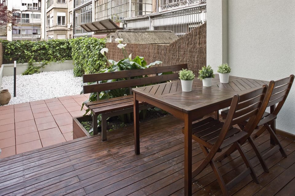Patio, Day, Dining area
