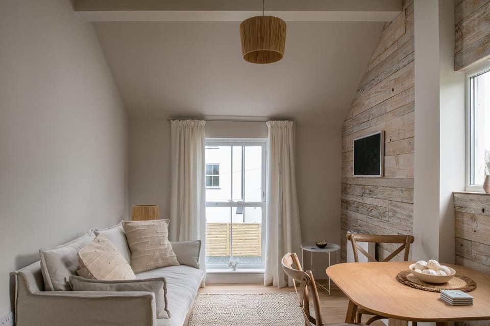TV and multimedia, Seating area, Dining area