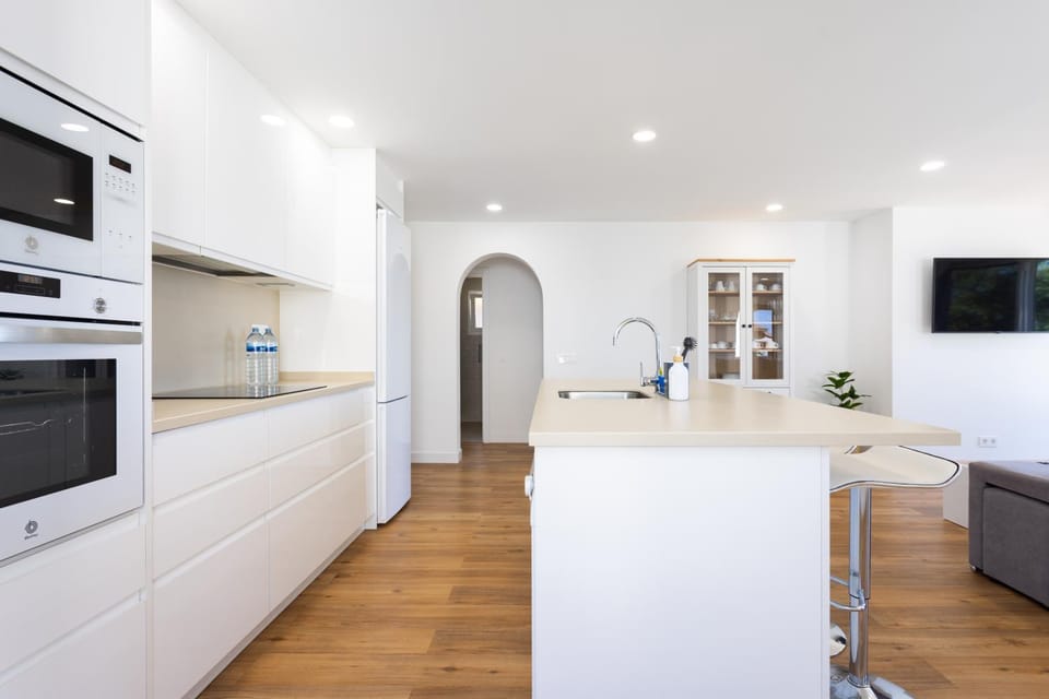 TV and multimedia, Kitchen or kitchenette, oven, stove