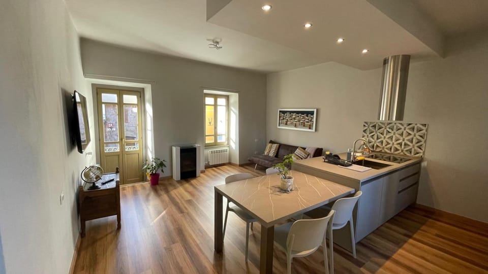 TV and multimedia, Kitchen or kitchenette, Living room, Seating area, Dining area