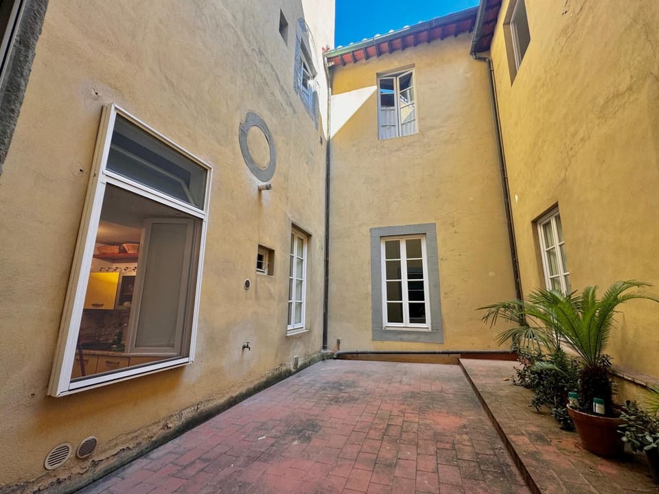 Property building, Patio, Day, Inner courtyard view