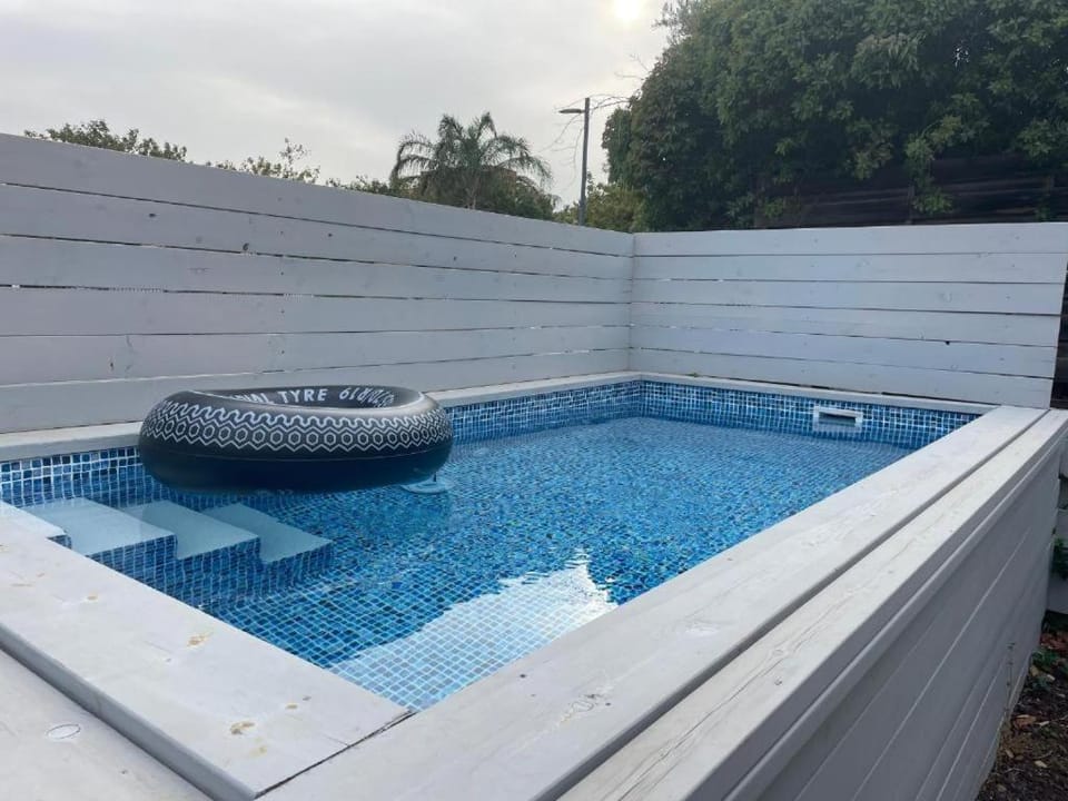 אחוזת טורקיז - בריכה פרטית מחוממת Bed and Breakfast in North District