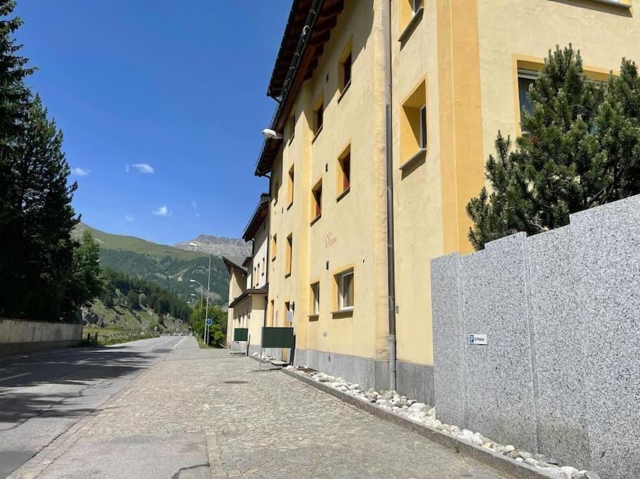 Property building, Neighbourhood, Natural landscape, Mountain view, Street view