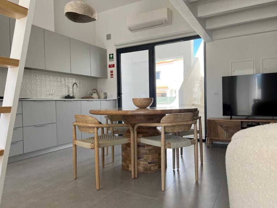 TV and multimedia, Kitchen or kitchenette, Dining area, stove