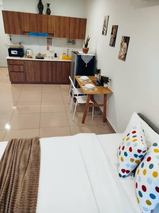 Cozy Haven Superior Studio Free Private Parking Netflix Apartment in Petaling Jaya